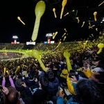 　７回の攻撃前にジェット風船を飛ばす阪神ファン。７年ぶりの再開となった＝甲子園