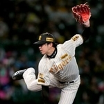 　８回、ヤクルトのサンタナから見逃し三振を奪い、セ・リーグ記録に並ぶ１６奪三振を達成した阪神・才木＝甲子園