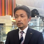 　サッカー女子日本代表「なでしこジャパン」の米国遠征への出発前に取材に応じる、狩野倫久監督代行＝７日、羽田空港