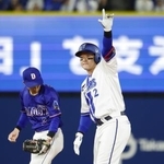 　４回、２点二塁打を放ったＤｅＮＡ・牧（右）＝横浜