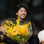 　セ・リーグ記録に並ぶ１６奪三振を達成し、花束を手に笑顔を見せる阪神・才木＝甲子園