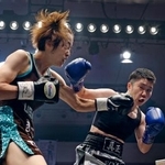 　１回、打ち合う鵜川菜央（左）と山中菫＝後楽園ホール