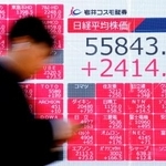 　大幅続伸した日経平均株価を示すボード＝８日午前、東京都中央区