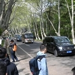 　中山陵に向かう台湾野党、国民党の鄭麗文主席らを乗せたとみられる車列＝８日、中国江蘇省南京市（共同）