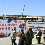 　大阪メトロ夢洲駅前で始まった大阪・関西万博の開幕１周年を記念したイベント＝８日午前