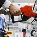 　ガソリンスタンドでの給油＝東京都内