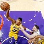 　サンダー戦でシュートを狙うレーカーズの八村（２８）＝ロサンゼルス（ＮＢＡＥ・ゲッティ＝共同）