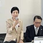 　日本維新の会の議員と意見交換する袴田ひで子さん（左）＝８日午前、国会