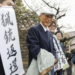 　猟銃所持許可取り消しを巡る訴訟の最高裁判決で勝訴し、取材に応じる北海道猟友会砂川支部長の池上治男さん＝３月２７日、東京都千代田区