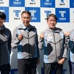 　新体制を発表しポーズをとる東海大陸上部の（左から）短距離ブロックコーチの佐藤拳太郎、同ブロックの高野進監督、部全体の総監督両角速氏、駅伝ブロックの西出仁明監督＝８日、神奈川県平塚市