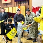 　小梅小学校を訪問し、ランドセルカバーを配る桐山親方（左端）ら＝８日、東京都墨田区