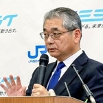 　記者会見するＪＲ西日本の倉坂昇治社長＝８日午後、大阪市