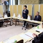 　党会合であいさつする中道改革連合の重徳国対委員長（奥右から３人目）＝８日午後、国会