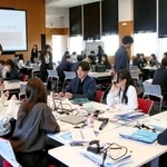 　ロート製薬が新入社員を対象に実施した「プレコンセプションケア」の研修＝８日午後、大阪市