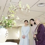 　「山村御流いけばな展」で「大堀相馬焼」の花器にシャクヤクとトチノキを生けた作品を鑑賞される紀子さまと佳子さま＝８日午前、東京都中央区