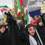 　停戦合意が発表された後、スローガンを連呼するイラン政府支持者＝８日、テヘラン（ＡＰ＝共同）