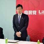 　自民党本部で開かれた選対打ち合わせ会であいさつする西村選対委員長（中央）＝８日午後、東京・永田町