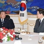 　８日、韓国大統領府で会談する石破茂前首相（左）と李在明大統領（共同）