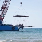 　引き揚げられる戦闘機「紫電改」の機体＝８日午後、鹿児島県阿久根市