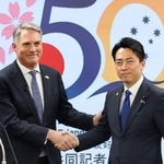 　会談後の共同記者会見で握手するオーストラリアのマールズ副首相兼国防相（左）と小泉防衛相＝８日午後、防衛省