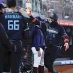 　４回、先制本塁打を放ち、ナインに迎えられる日本ハムのカストロ＝楽天モバイルパーク