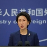 　記者会見する中国外務省の毛寧報道局長＝８日、北京（共同）