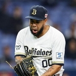 　７回を無得点に抑え、グラブをたたくオリックスのエスピノーザ＝京セラドーム