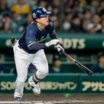 　６回ヤクルト２死一、二塁、赤羽が右中間に適時二塁打を放つ＝甲子園