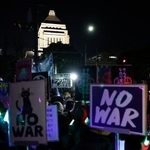 　国会前で開かれた平和憲法の維持を求める市民団体の集会＝８日夜