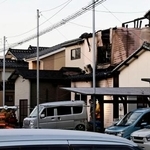 　金沢市畝田東２丁目の住宅火災現場＝９日早朝