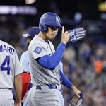 　ブルージェイズ戦の１回、四球を選んだドジャース・大谷。昨季から４３試合連続出塁とし、２００９年にマリナーズのイチローが樹立した日本勢最長記録に並んだ＝トロント（共同）