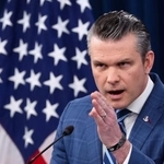 　記者会見するヘグセス米国防長官＝８日、ワシントン（ロイター＝共同）