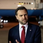 取材に応じるバンス米副大統領＝８日、ブダペスト（ゲッティ＝共同）