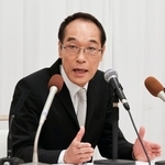 　記者会見で来年の宮崎県知事選に立候補を表明した東国原英夫氏＝９日午前、宮崎市