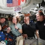 　宇宙船オリオンから記者会見するクック飛行士（左から２人目）（ＮＡＳＡの中継から）