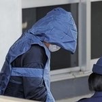 　送検のため、三重県警松阪署を出る水谷水都代被告（中央）＝３月