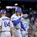 　米大リーグ、ブルージェイズ戦の１回、四球を選んだドジャース・大谷翔平。昨季から４３試合連続出塁とし、イチロー（マリナーズ）が樹立した日本勢最長記録に並んだ＝８日、トロント（共同）