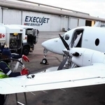 　南アフリカ・ヨハネスブルク近郊の空港での小型機への給油作業＝３月（ロイター＝共同）