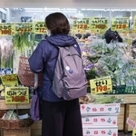 　スーパーを訪れた買い物客＝１月、東京都練馬区のアキダイ関町本店