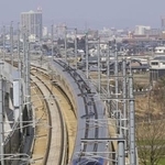 　福井市内を走行する北陸新幹線＝２０２４年３月