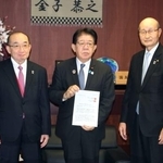 　建設、不動産の業界団体から報告を受けた金子国交相（中央）。右は日本建設業連合会の宮本洋一会長＝９日午前、国交省