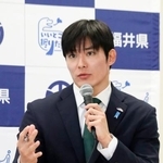 　記者会見する福井県の石田嵩人知事＝９日午前、福井県庁