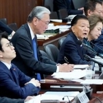 　衆院憲法審査会で発言する自民党の新藤義孝氏（手前から４人目）＝９日午前