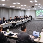 　給付付き税額控除の制度設計を担う「社会保障国民会議」の有識者会議＝９日午後、東京都港区