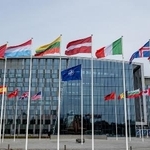 　ブリュッセルのＮＡＴＯ本部前にある加盟国国旗＝２０２３年（ゲッティ＝共同）