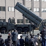 　陸自健軍駐屯地に展示された長射程ミサイルの発射機などの装備品＝３月、熊本市