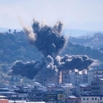 　８日、レバノン南部ティールで、イスラエルの攻撃により立ち上る煙（ロイター＝共同）