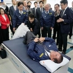 　災害備蓄品の展示会で、段ボールベッドに横になる石破前首相＝９日午前、東京・永田町の自民党本部
