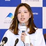 　シーズン報告会で話すスノーボード女子の三木つばき＝９日、浜松市