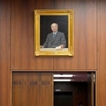 　衆院憲法審が開かれる第１８委員室に飾られた故中山太郎元外相の肖像画＝９日午前